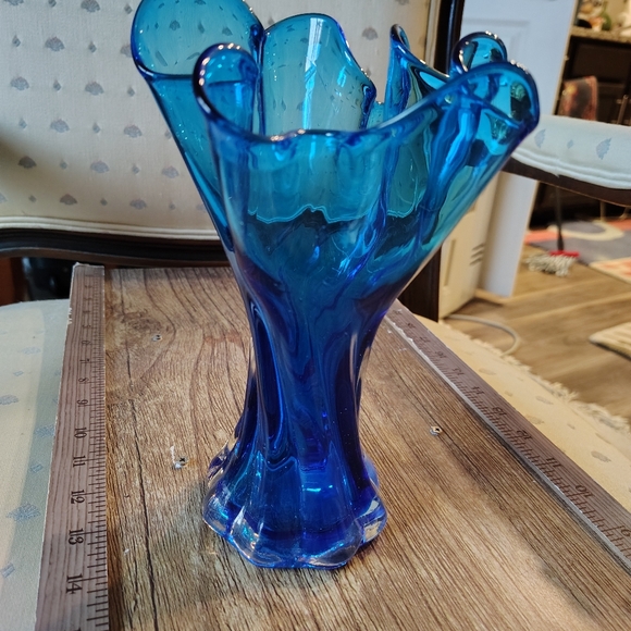 Vintage Blue 💙 Hand Blown 9" Swirled Ruffle Edge Blue Glass Bud Vase - Picture 7 of 7
